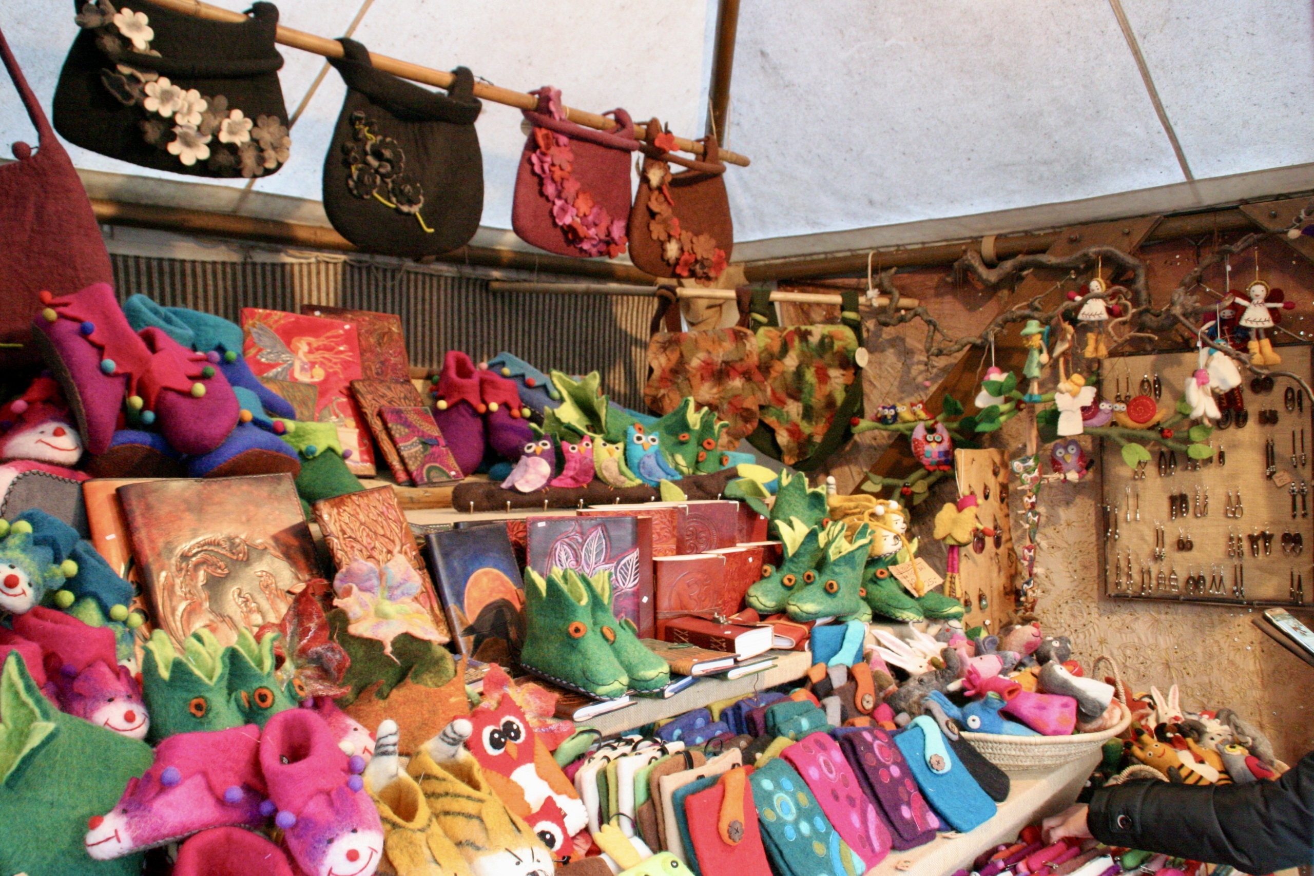 Filz-, Lederwaren und Schmuck Filz-, Lederwaren und Schmuck